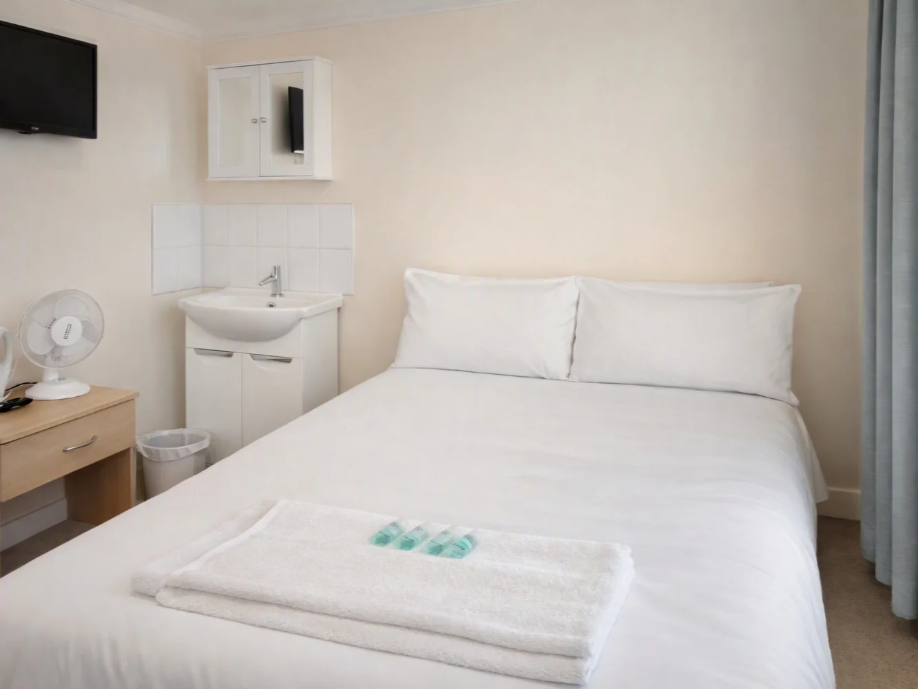 Standard Double Room at Cedars House with double bed and private washbasin